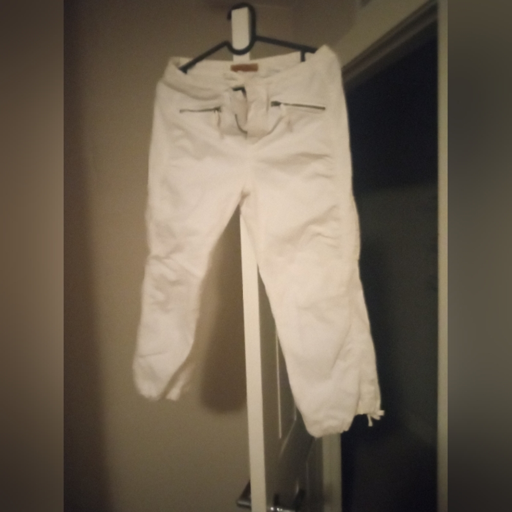 White jogger capris
